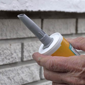 Vinduets bundfuge er ødelagt: Gør fugemassen klar Vinduets bundfuge er ødelagt: Gør fugemassen klar